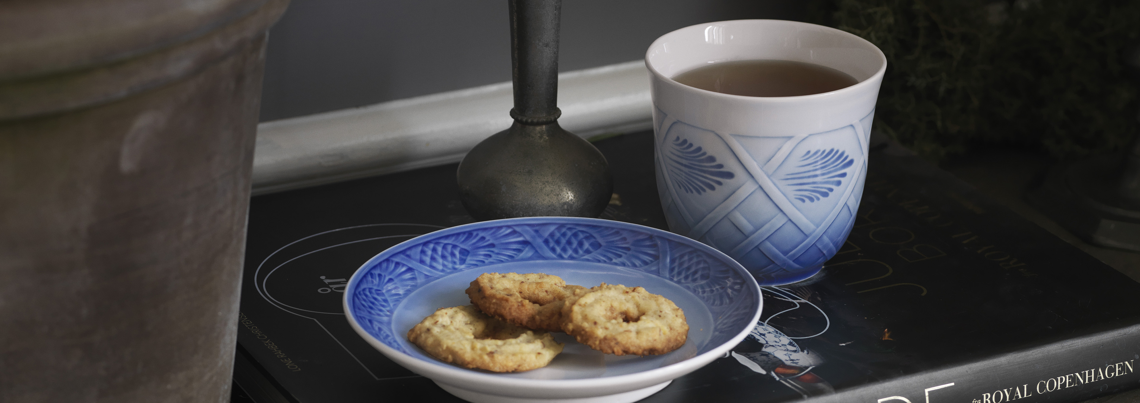 The new Royal Copenhagen Thermal Mug and Plate with the Blue characteristic pattern from the Collectible plates